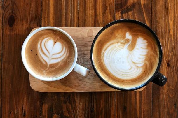 短笛拿铁咖啡艺术咖啡豆杯子和卡普契诺咖啡杯子向指已提到的人木制的int.谢谢