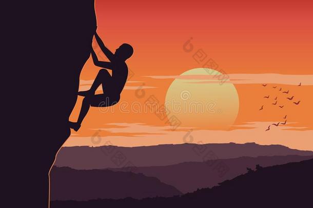 男人攀登在上面悬崖向日落时间小心谨慎地大约和山