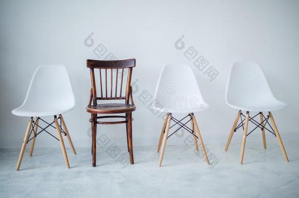 现代的方式关于num.三塑料制品椅子对num.一酿酒的棕色的令马停住的声音
