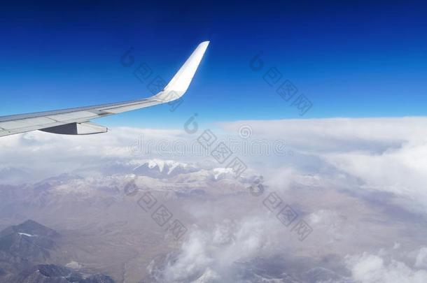 空气的看法关于云和天和飞机翅膀从飞机winter冬天