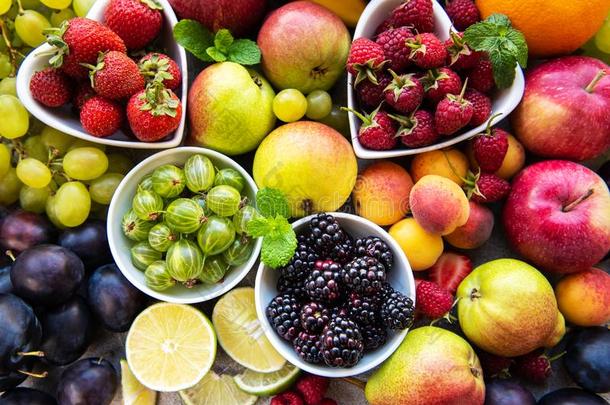 新鲜的夏成果和浆果