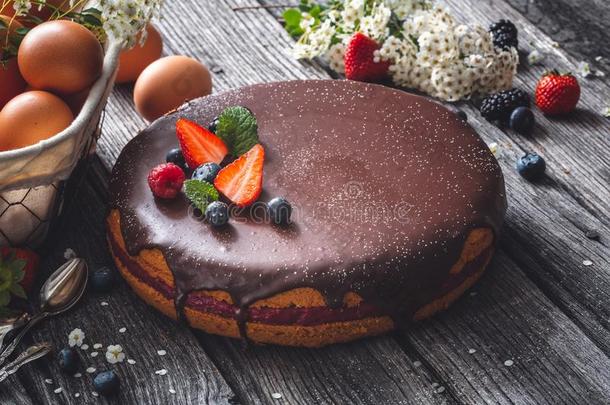 巧克力和成果蛋糕为复活节.幸福的复活节