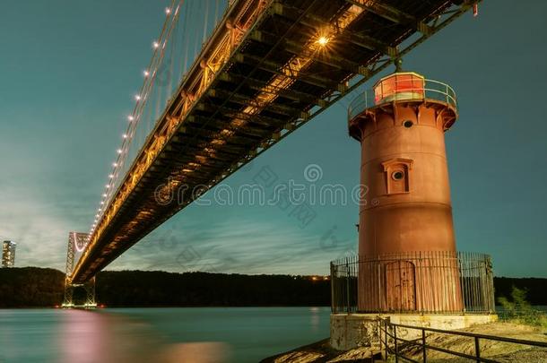 男子名华盛顿桥和红色的小的灯塔<strong>官方</strong>地六月的简写