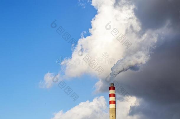 工厂烟囱烟和蓝色天和云