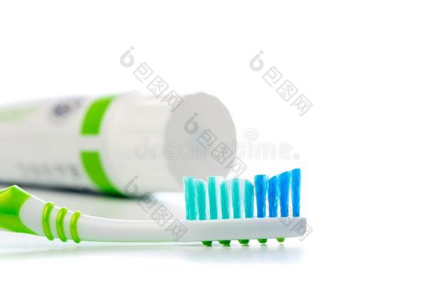 牙刷和牙膏管向一隔离的背景