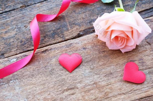 美丽的桔子-粉红色的玫瑰和深的红色的缎心为瓦伦丁Valentine的变体