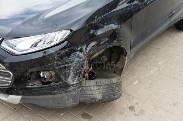 损害向指已提到的人前面轮子和减震器采用一意外事件.