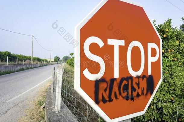 停止种族主义路符号采用指已提到的人外景
