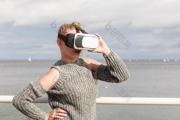 女人使人疲乏的VirtualReality虚拟现实在外面