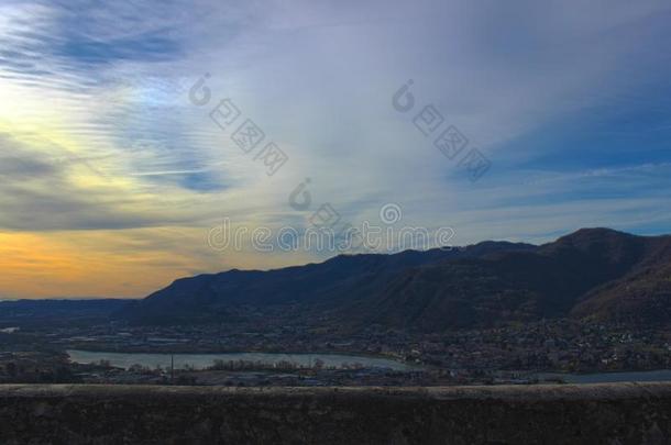 日落山全景画风景地平线建筑物自然湖