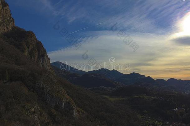 日落山全景画风景地平线建筑物自然湖