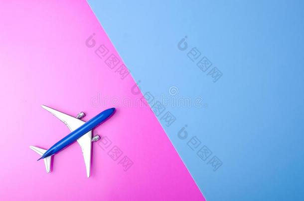 蓝色模型水平,air水平向颜色粉红色的蓝色背景