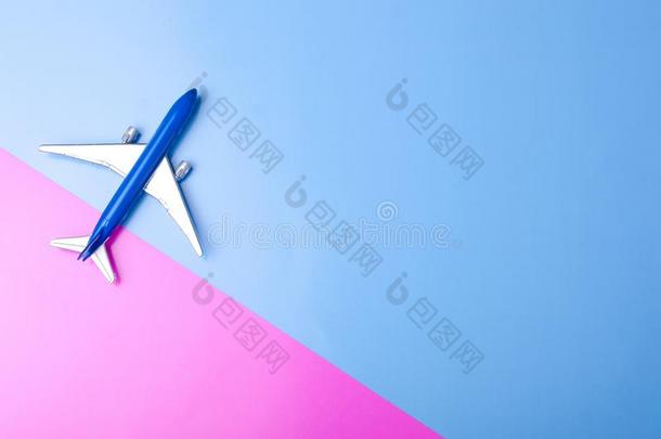 蓝色模型水平,air水平向颜色粉红色的蓝色背景