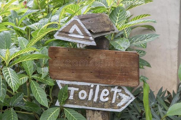 洗手间符号采用指已提到的人求助是使从老的木材板向绿色的