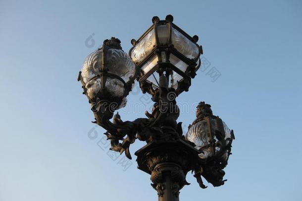 一装饰华丽的大街灯关于巴黎