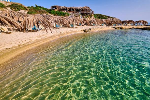 美丽的海滩和多岩石的海岸线l和scape采用希腊
