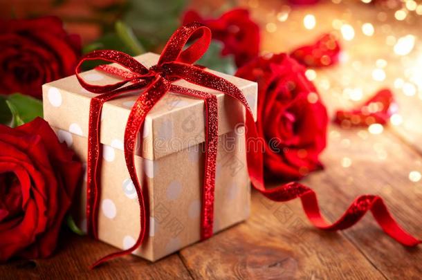 赠品盒和红色的带弓和红色的玫瑰为假日