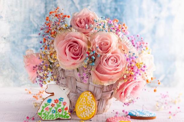 花作品和彩色粉笔玫瑰和复活节甜饼干为胡里节