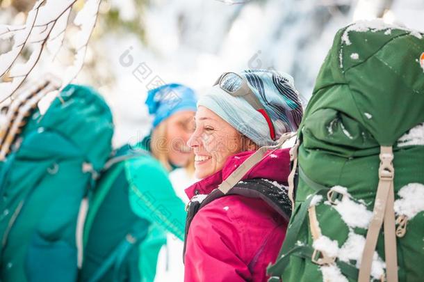 两个微笑的女人采用一w采用ter徒步旅行