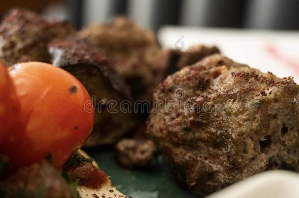 典型的黎巴嫩人盘有根基的向一件关于肉是（be的三单形式烤切碎