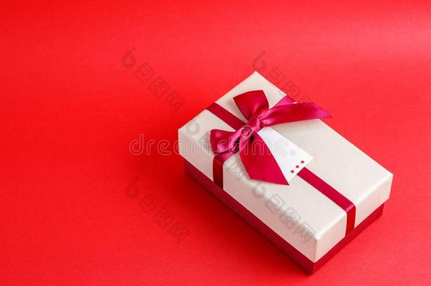 赠品盒和一带向一红色的b一ckground.指已提到的人c向cept是（be的三单形式suit一