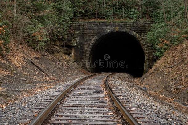 铁路出行通过一隧道