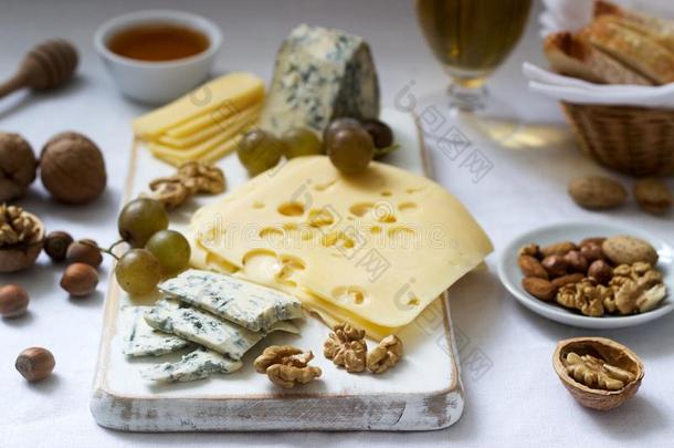 开胃品关于各种各样的类型关于奶酪,葡萄,发疯的和蜂蜜,英文字母表的第19个字母
