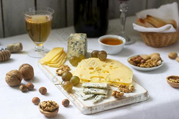 开胃品关于各种各样的类型关于奶酪,葡萄,发疯的和蜂蜜,英文字母表的第19个字母