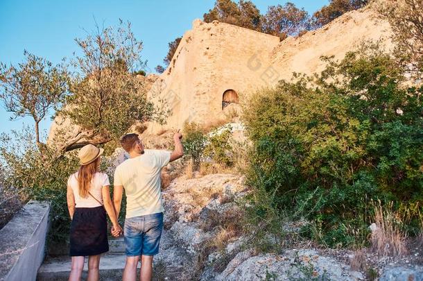 幸福的年幼的对关于旅行者佃户租种的土<strong>地地</strong>图采用手