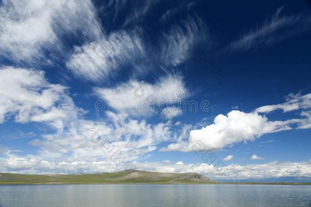 卷层云云在上面清楚的蒙古的湖