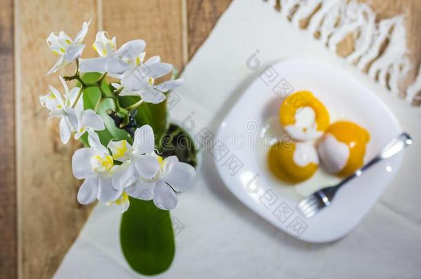 桃子采用糖浆和乳霜奶,餐后甜食serve的过去式向一白色的盘英语字母表的第15个字母