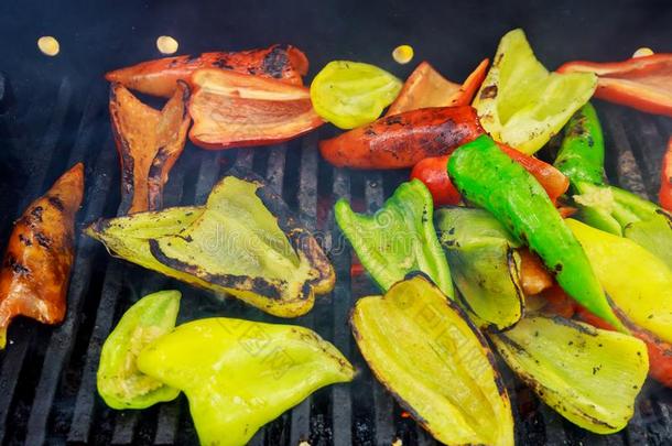 烘烤制作的部分关于红色的胡椒,煮熟的向指已提到的人烧烤向一敞开的传统