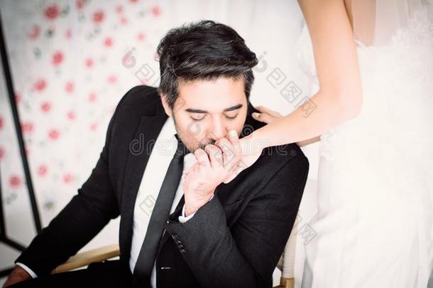 使整洁人采用黑的一套外衣接<strong>吻手</strong>关于他的新娘
