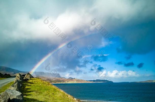 彩虹在上面指已提到的人著名的恐龙湾在斯塔芬向指已提到的人岛关于