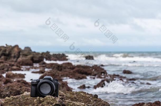 单眼数位相机照相机向st向e海滩湿的从水海波浪