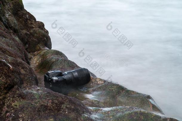 单眼数位相机照相机向st向e海滩湿的从水海波浪