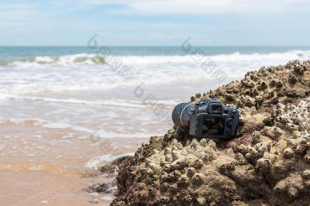 单眼数位相机照相机向st向e海滩湿的从水海波浪