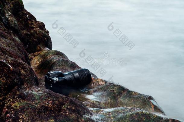 单眼数位相机照相机向st向e海滩湿的从水海波浪