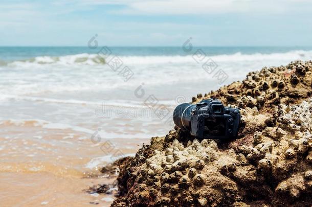 单眼数位相机照相机向st向e海滩湿的从水海波浪
