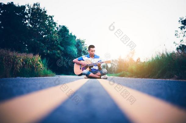 年幼的男人一次向路和演奏吉他