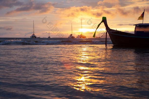 传统的ThaiAirwaysIntern在ional泰航国际小船在日落海滩