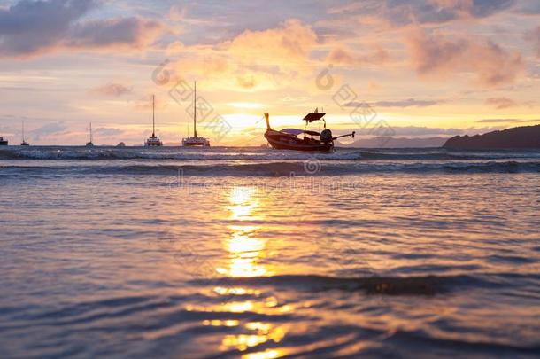 传统的ThaiAirwaysIntern在ional泰航国际小船在日落海滩