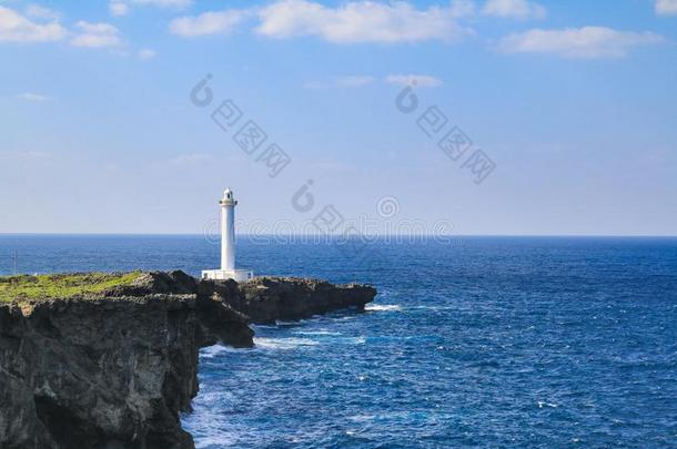 白色的灯塔采用斗篷桑帕和蓝色海和天