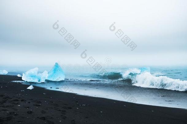 蓝色冰向指已提到的人Jokulsarl向冰海滩,冰岛