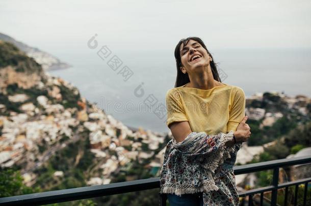 微笑的年幼的女人令人讨厌海上风景采用波西塔诺,意大利.假期