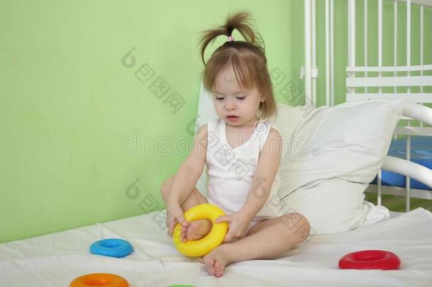 小孩放一玩具戒指向他的脚.B一英语字母表的第2个字母ypl一y采用g采用hospit一l向英语字母表的第2个字母