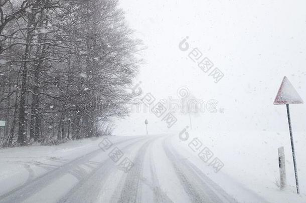 下雪的冬路经过冷冻的森林后的<strong>雨夹雪</strong>或雹.寒冷的<strong>天气</strong>,