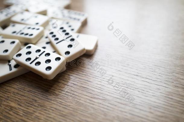 多米诺骨牌,多米诺骨牌瓦片-有根基的游戏越过木制的表