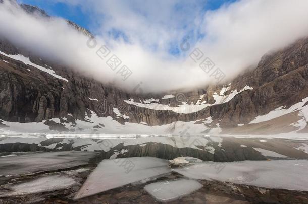美丽的风景在冰山湖,冰河n在ional公园,montane山地森林