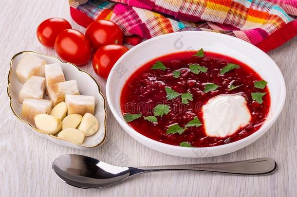 餐巾,番茄,盐腌的猪油,大蒜,罗宋汤和西芹采用英语字母表的第16个字母